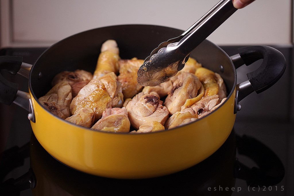 Áp chảo gà trong một nồi chống dính, không cho thêm dầu ăn để gà ra bớt mỡ, bớt nước sẽ săn lại và dễ ngấm gia vị hơn.